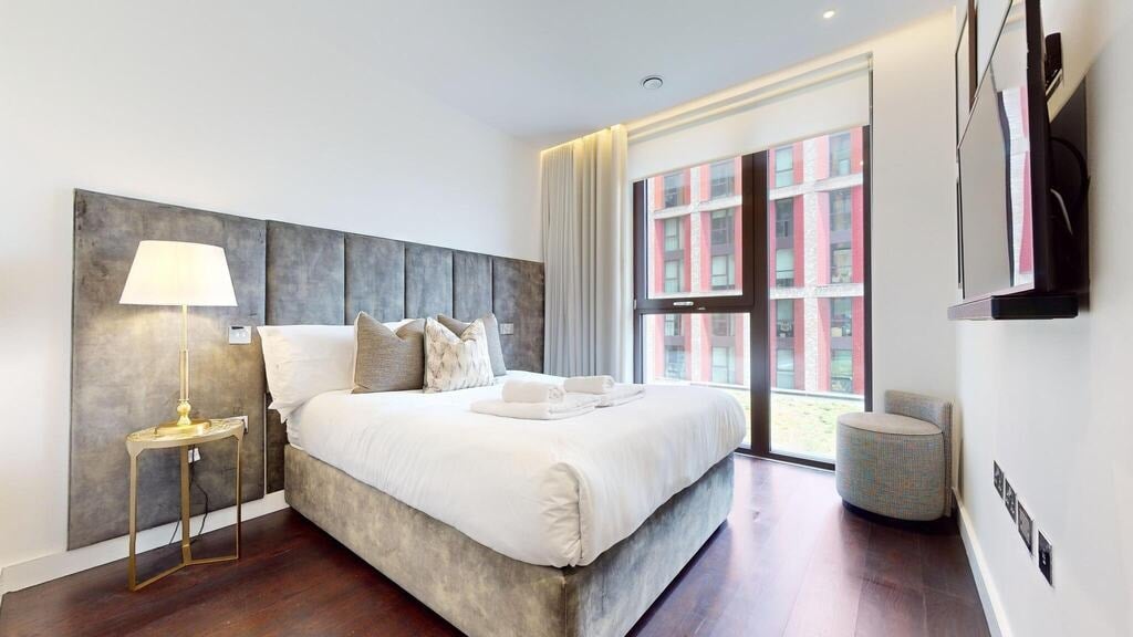 Flat Ponton Road in Greater London