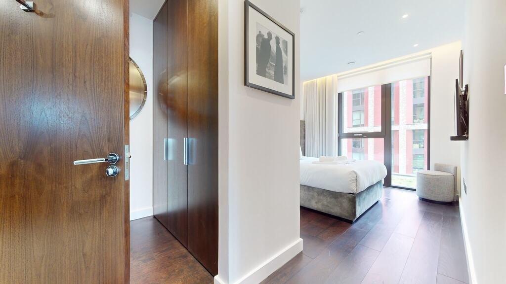Flat Ponton Road in Greater London