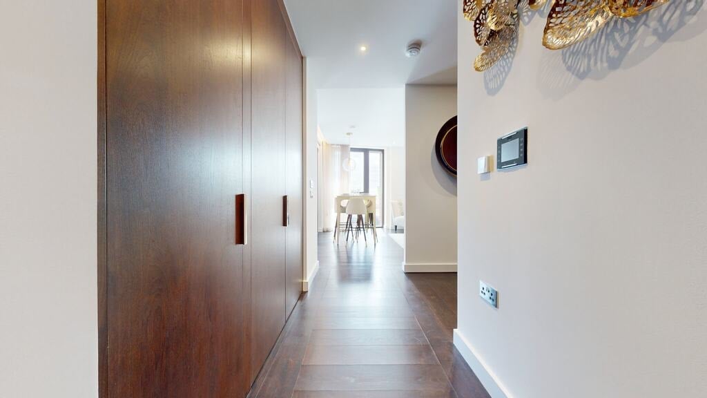 Flat Ponton Road in Greater London