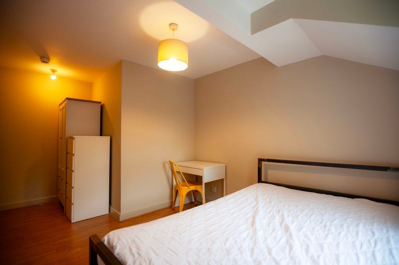 Room Alan Road in Manchester