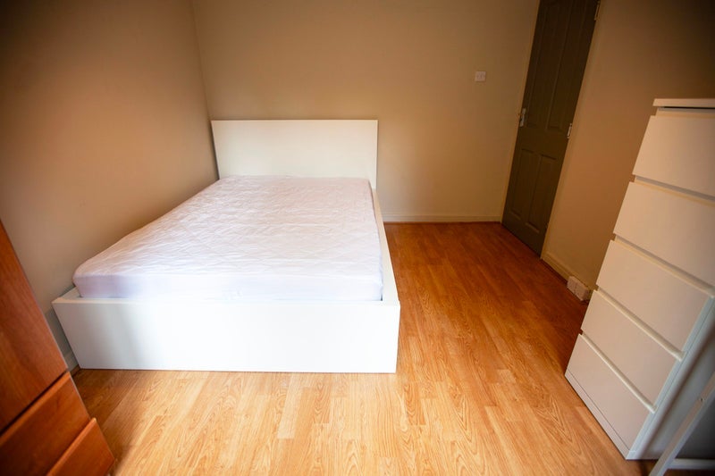 Room Alan Road in Manchester