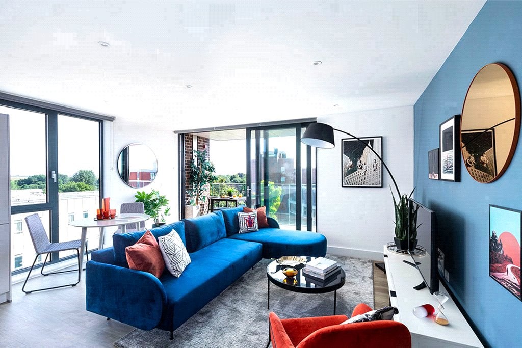 Flat Fairfield Avenue in Borough of Spelthorne