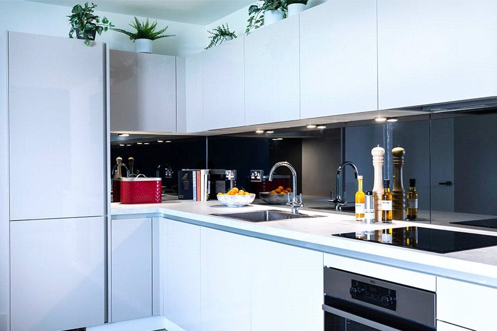 Flat Fairfield Avenue in Borough of Spelthorne
