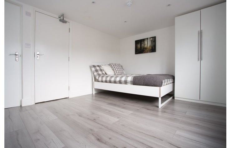 Flat Newington Butts in Greater London