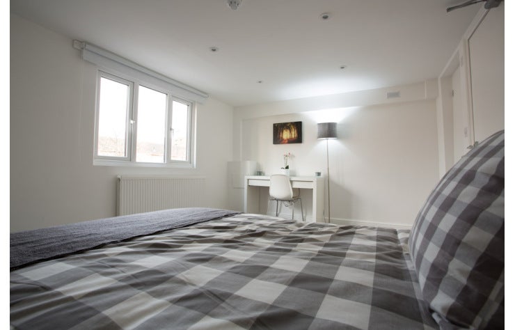 Flat Newington Butts in Greater London