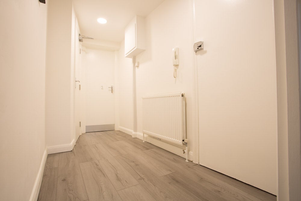 Flat Newington Butts in Greater London