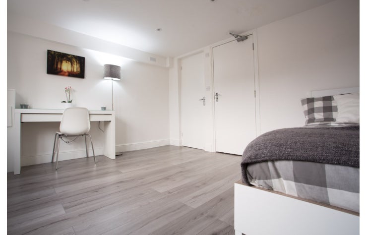 Flat Newington Butts in Greater London