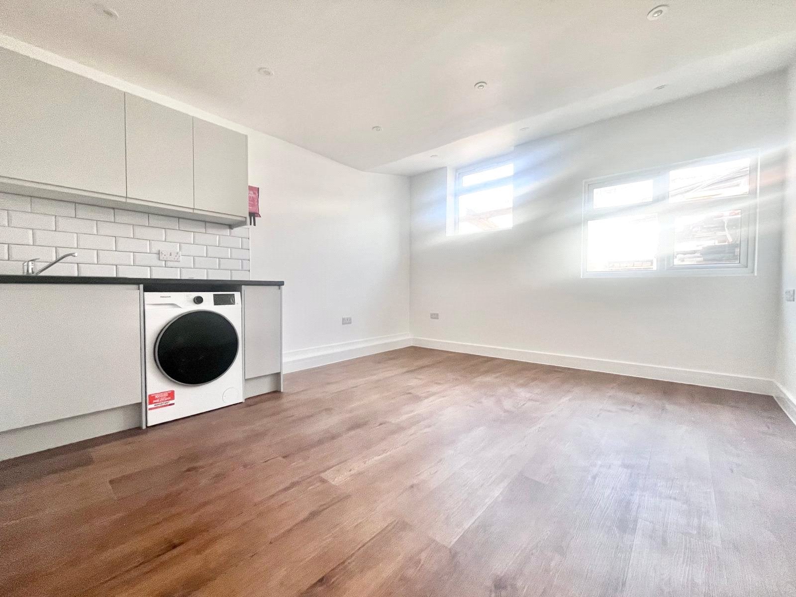 Flat Hanworth Road in Greater London