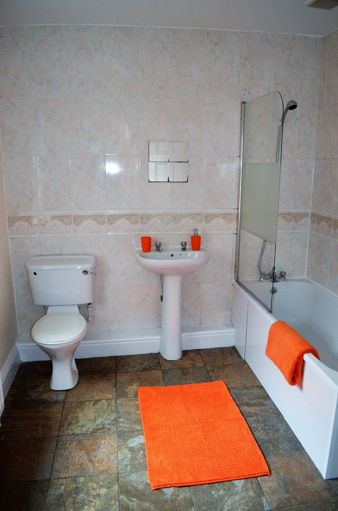 Flat Holmside Place in Newcastle upon Tyne