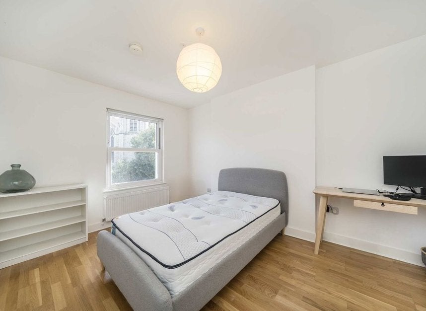 Flat Brockley Road in Greater London
