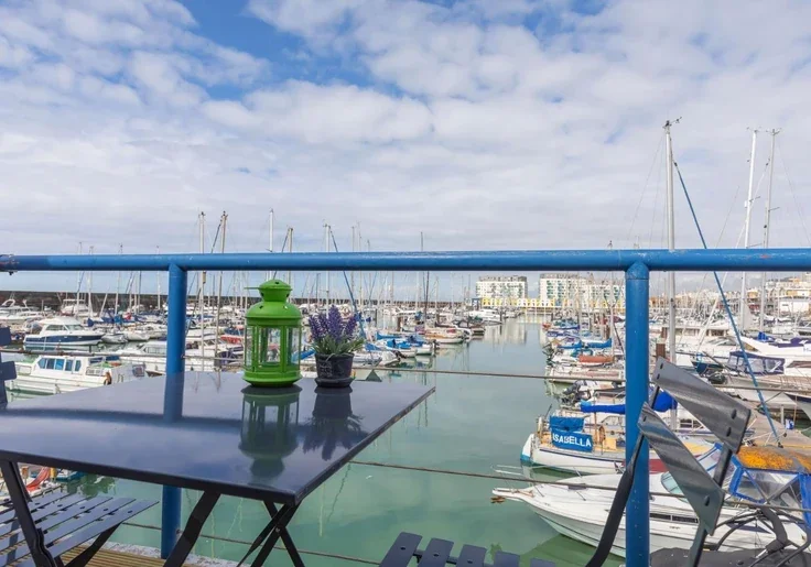 Flat North Wall Promenade in Roedean