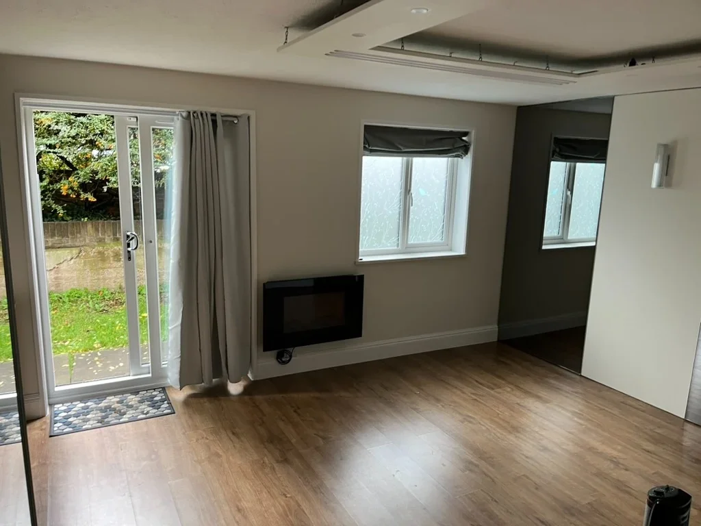 Flat Ealing Road in Greater London