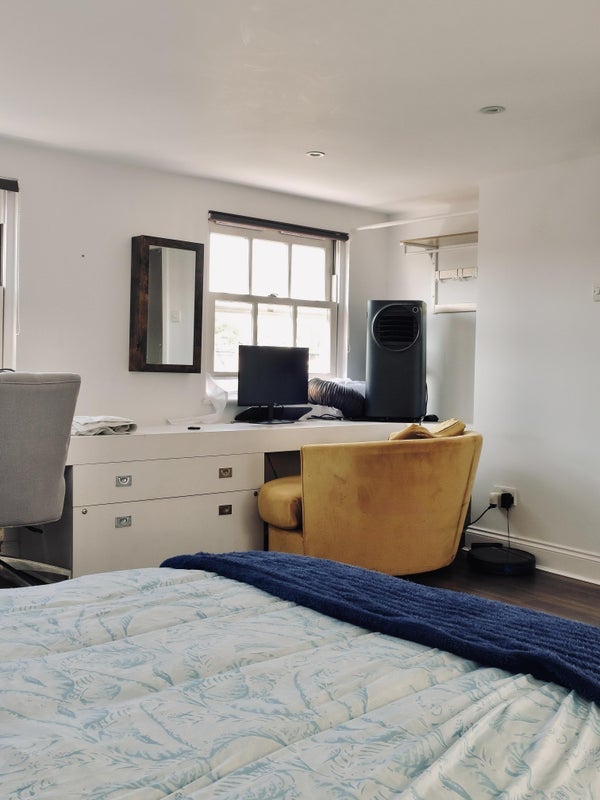 Room Rosebery Avenue in Greater London