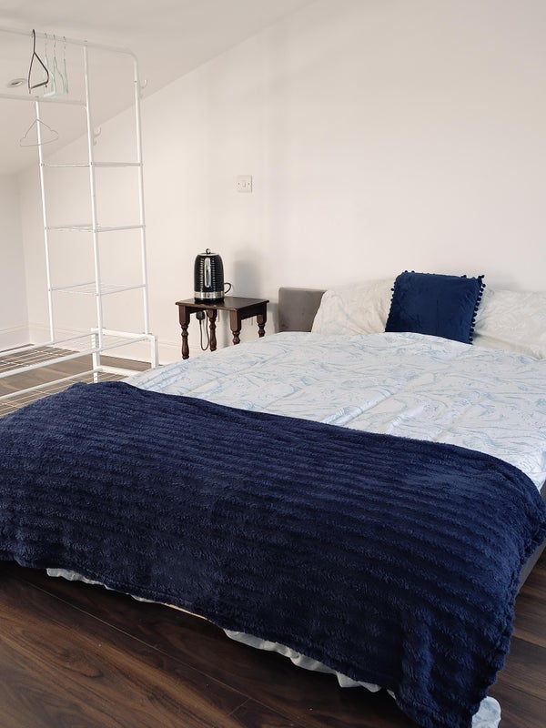 Room Rosebery Avenue in Greater London