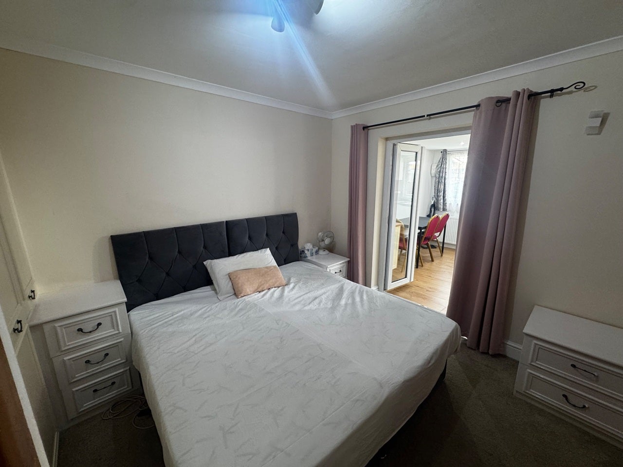 Flat Cassiobury Avenue in Greater London