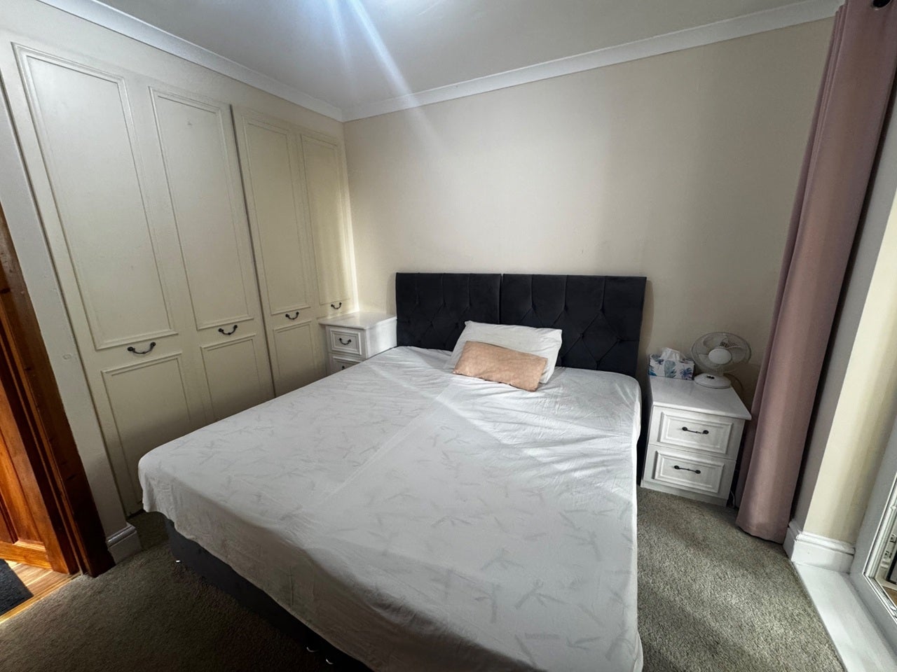 Flat Cassiobury Avenue in Greater London