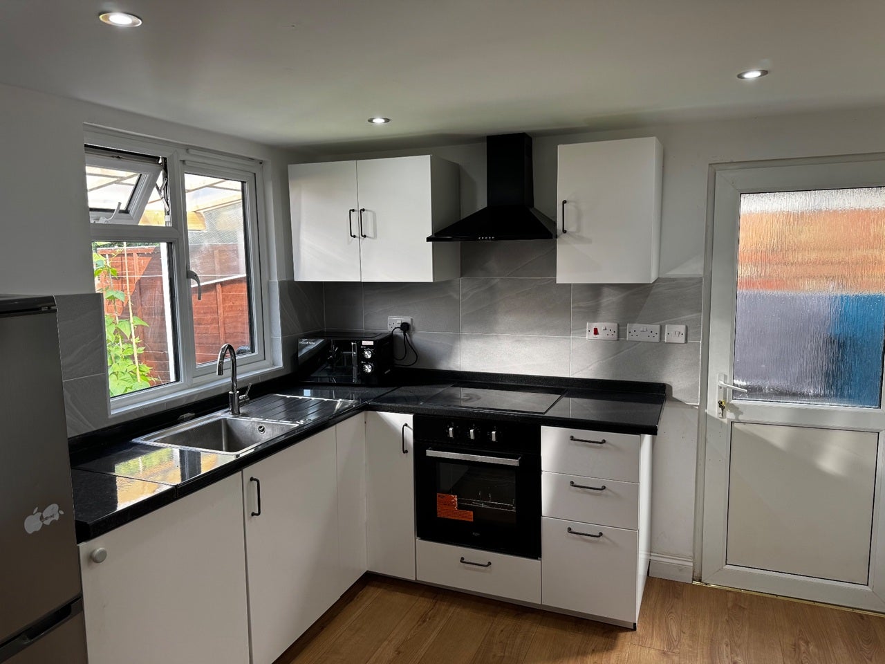 Flat Cassiobury Avenue in Greater London