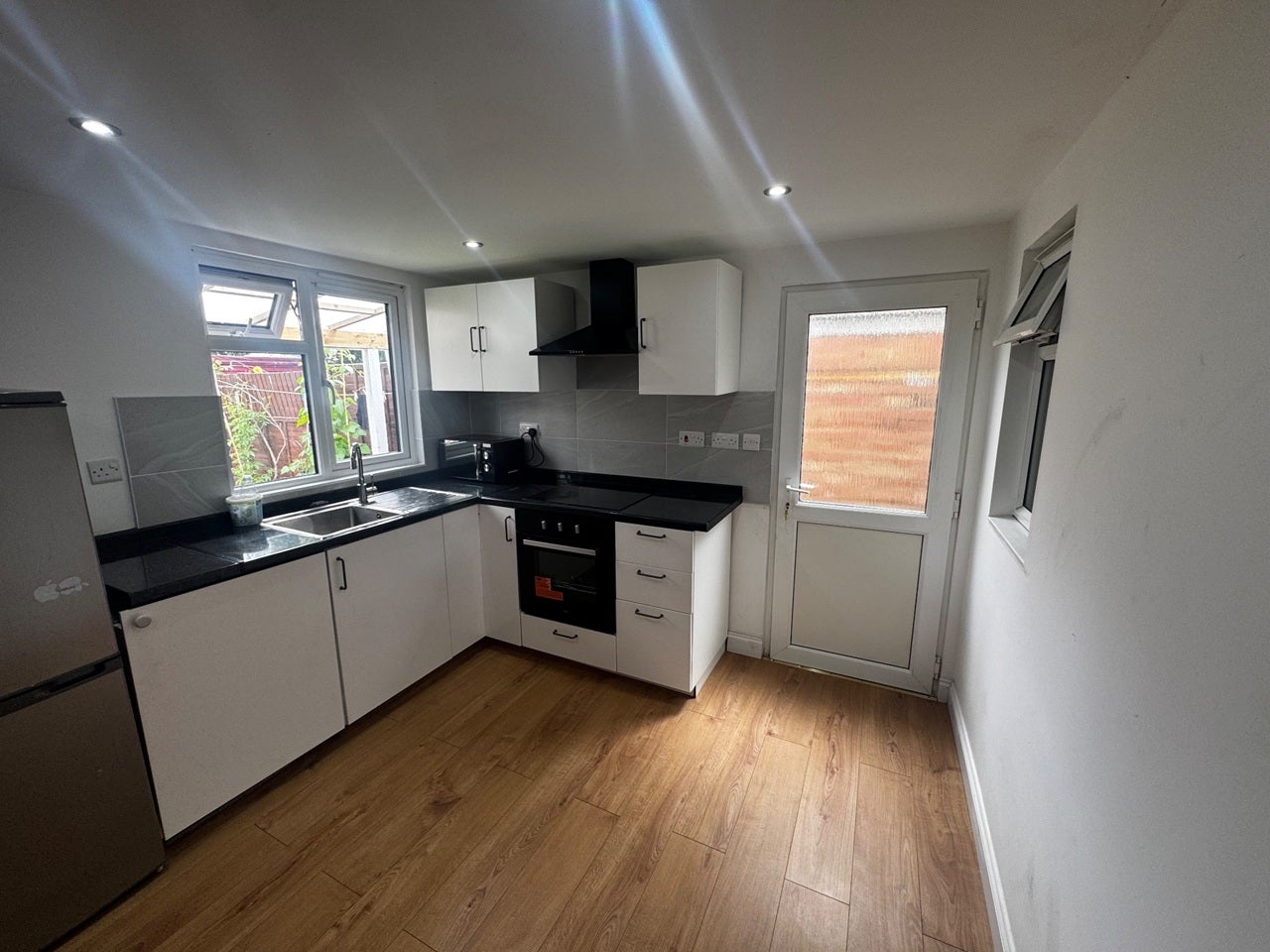 Flat Cassiobury Avenue in Greater London