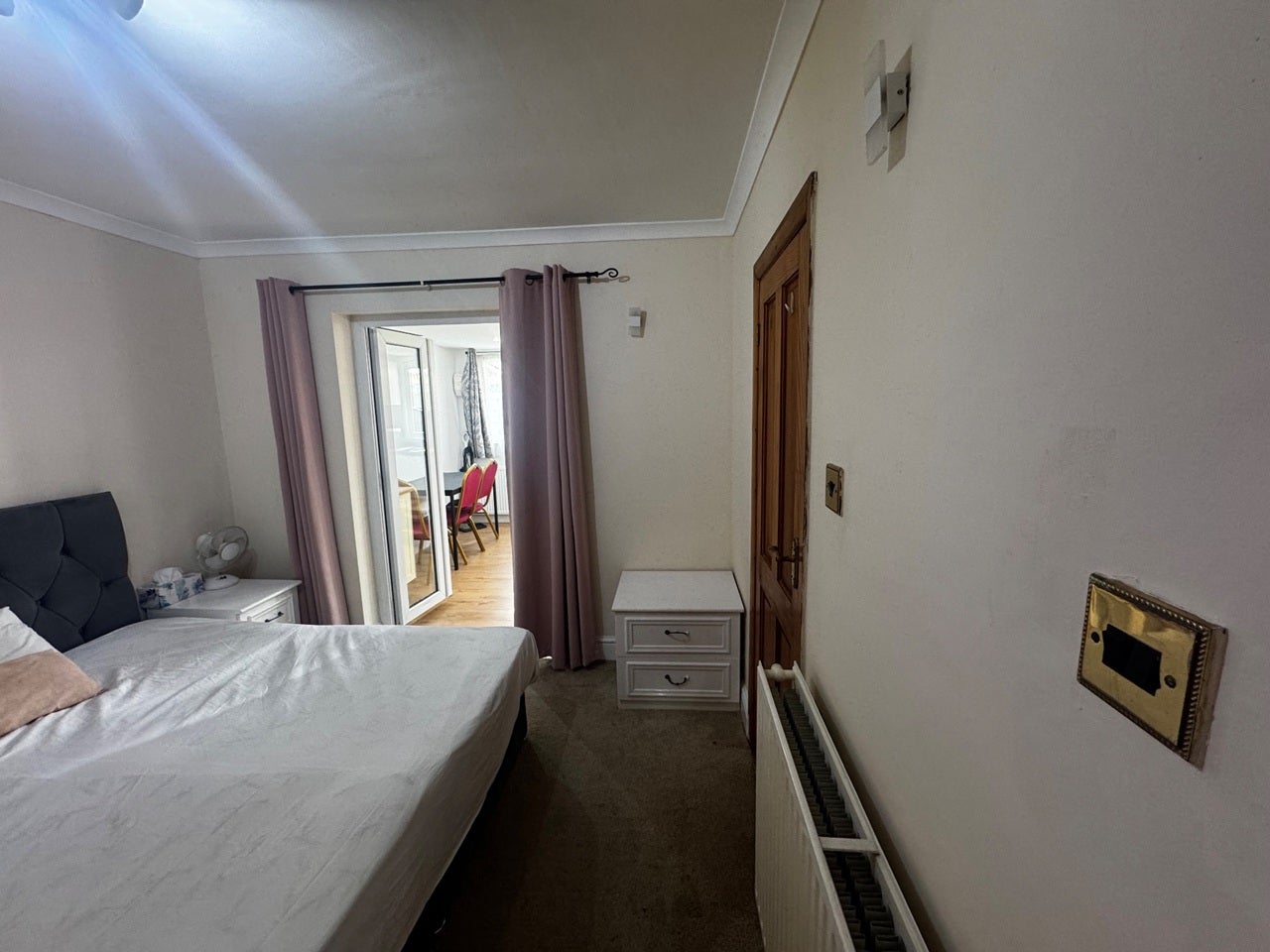 Flat Cassiobury Avenue in Greater London