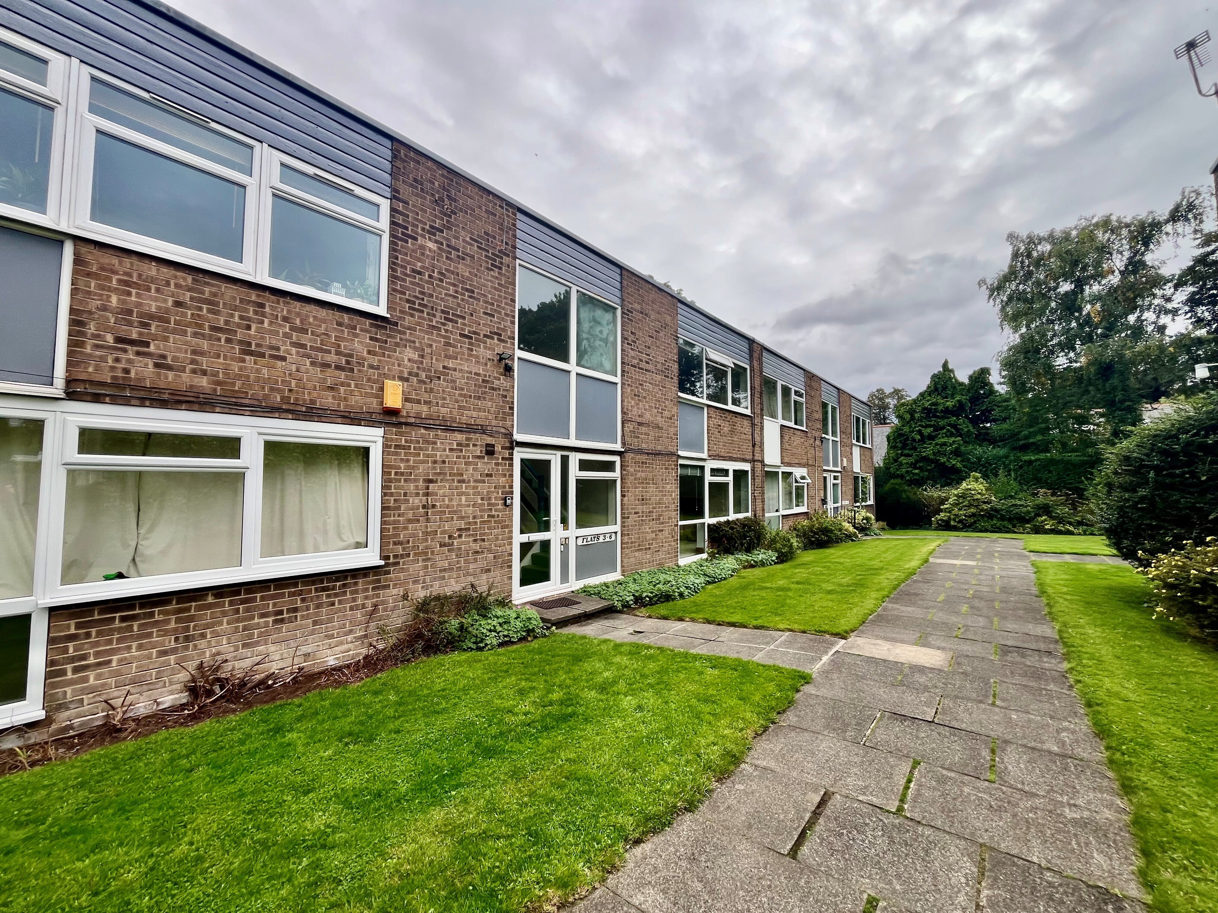 Flat Greenview Court in Leeds