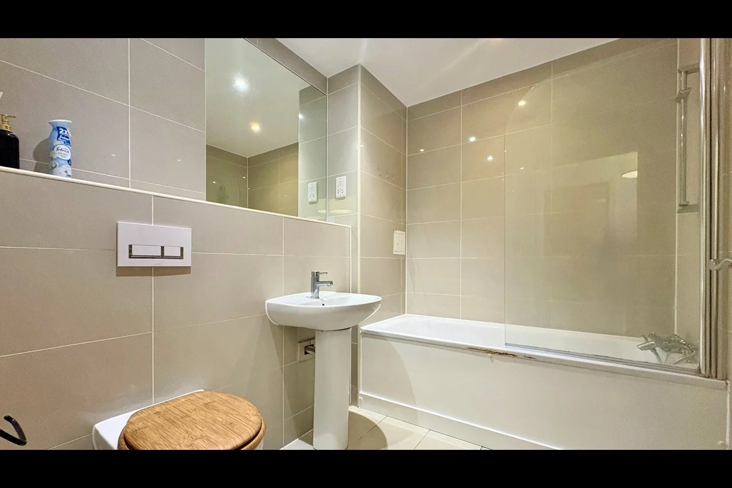 Flat Greenhill Way in Greater London