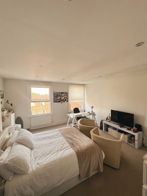 Room Park Hall Road in Greater London
