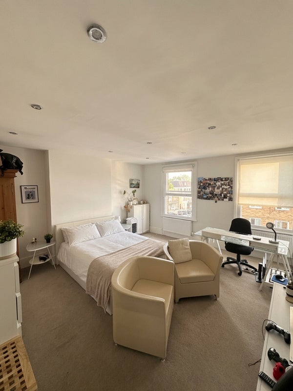 Room Park Hall Road in Greater London