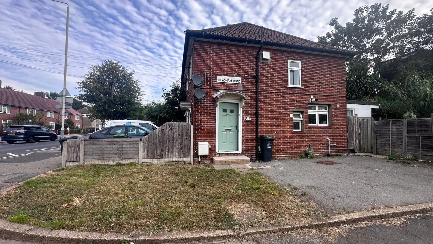 Flat Lodge Avenue in Greater London