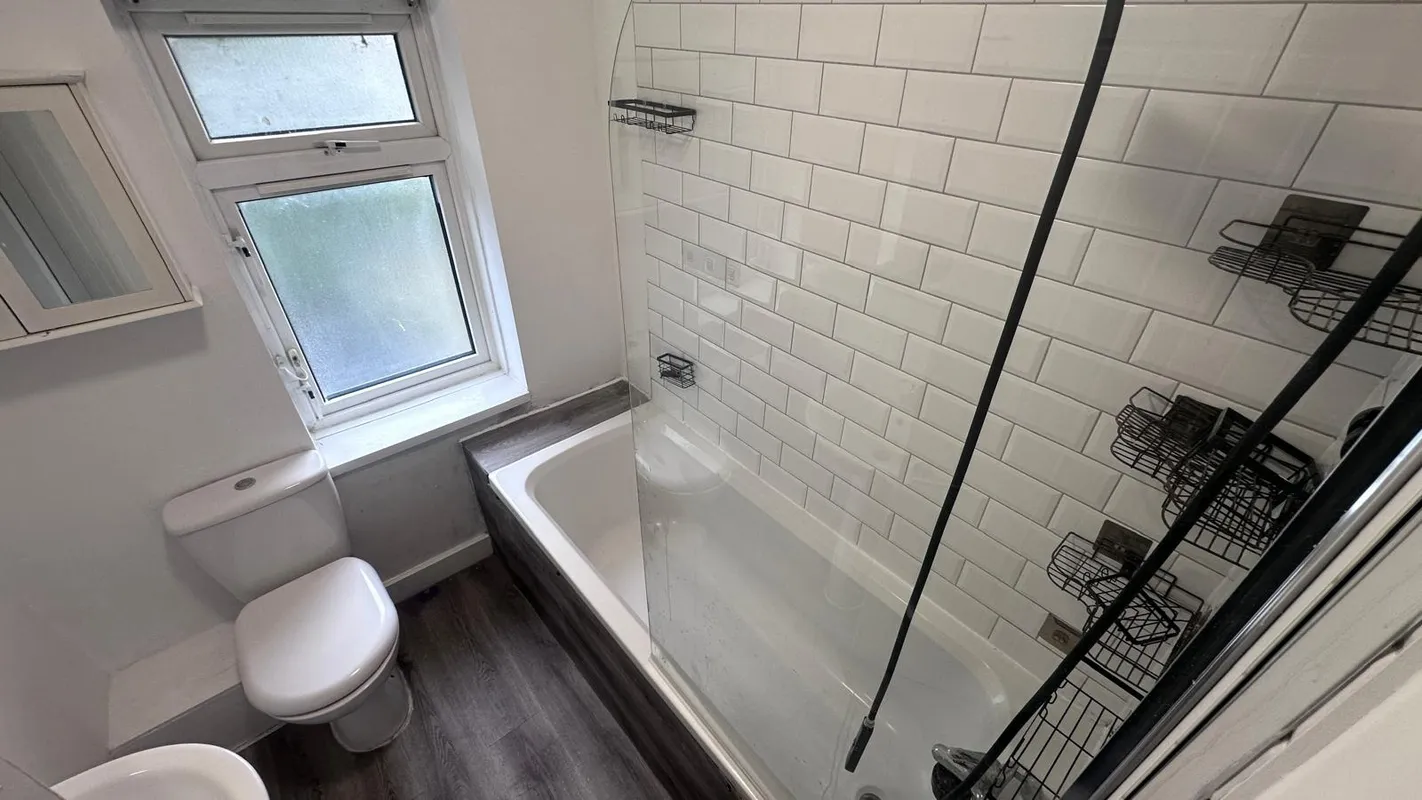 Flat Lodge Avenue in Greater London