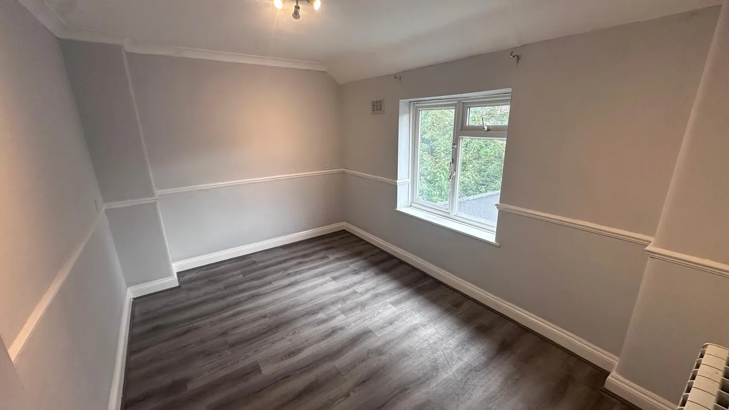 Flat Lodge Avenue in Greater London
