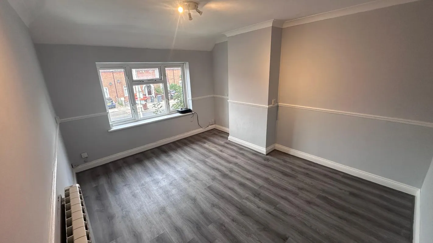 Flat Lodge Avenue in Greater London