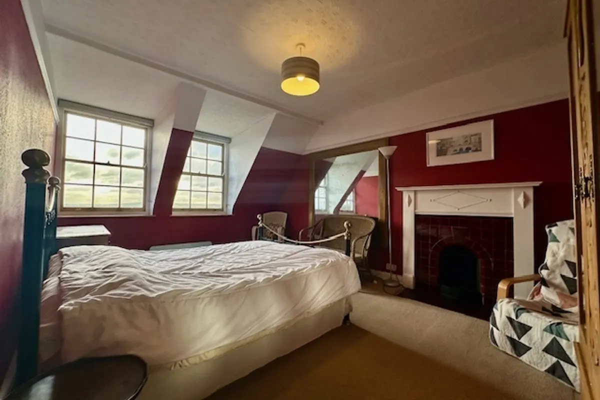 Flat Royal York Crescent in Bristol