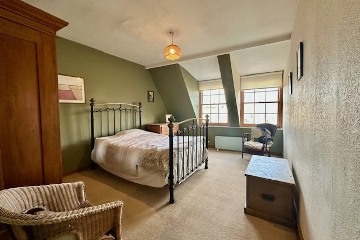 Flat Royal York Crescent in Bristol