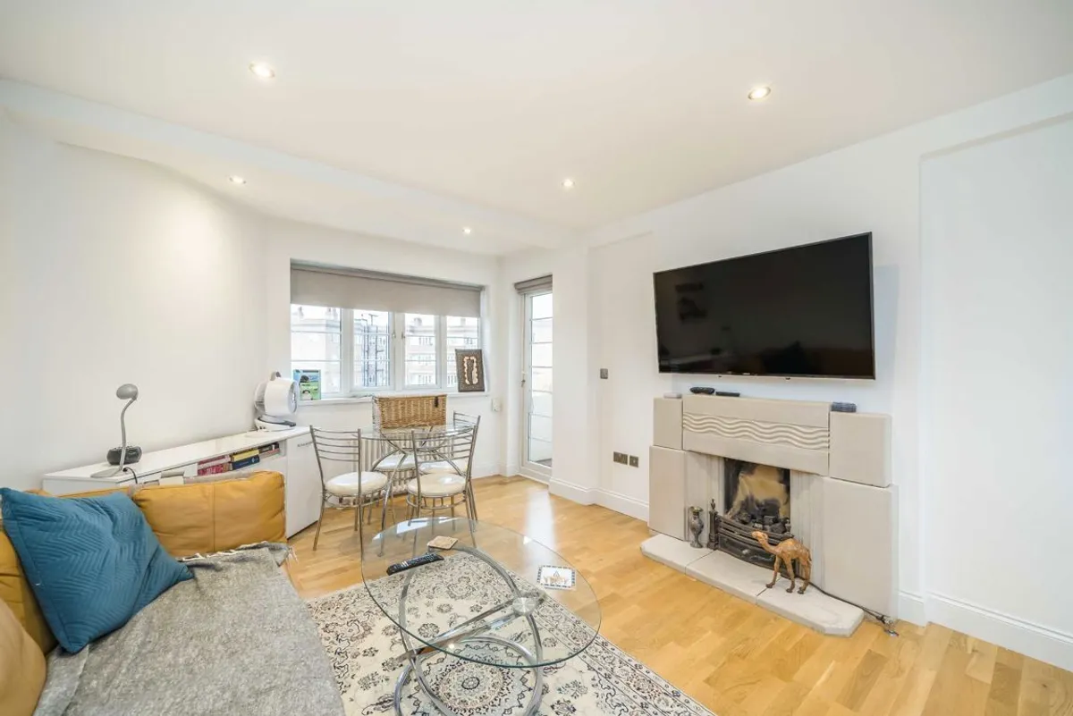 Flat Chiswick Village in Greater London