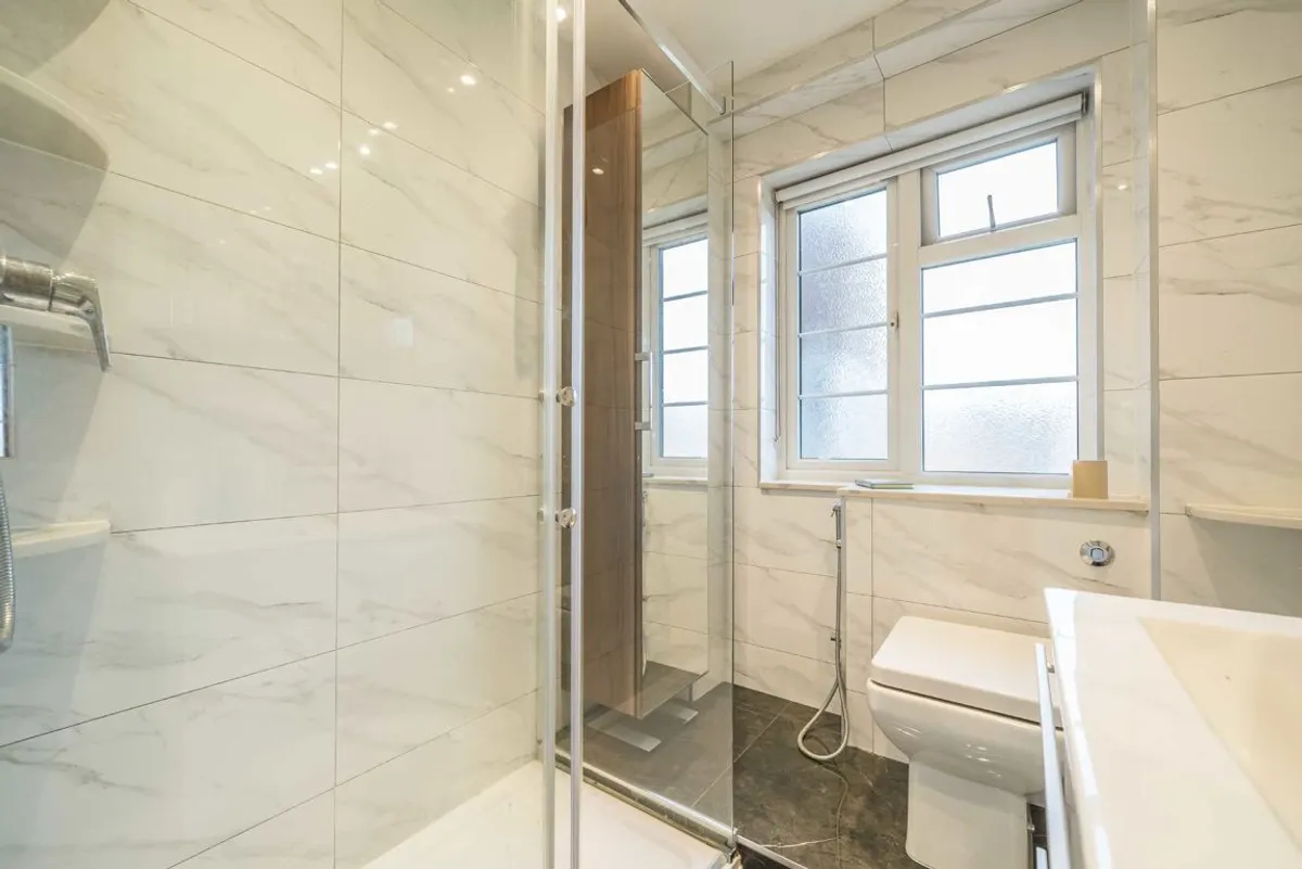Flat Chiswick Village in Greater London
