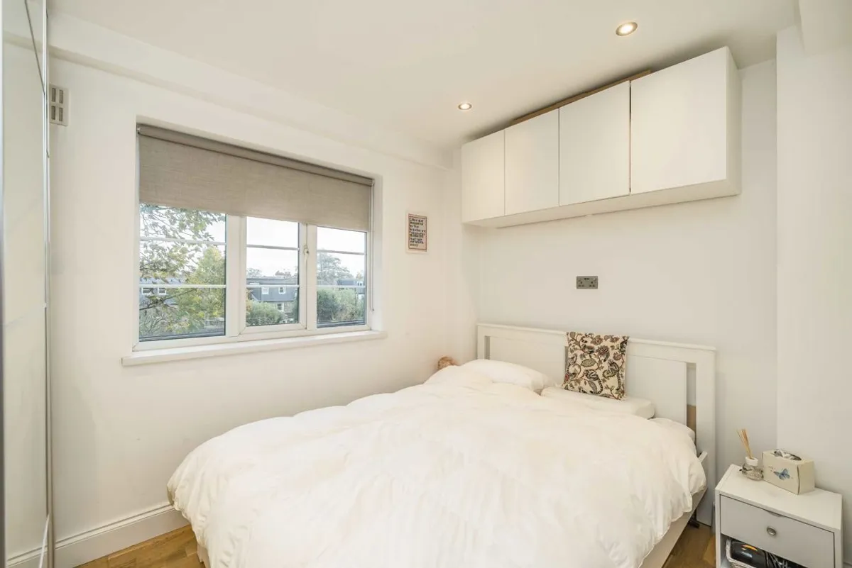 Flat Chiswick Village in Greater London