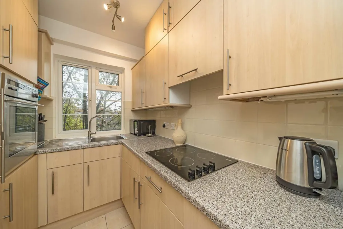 Flat Chiswick Village in Greater London