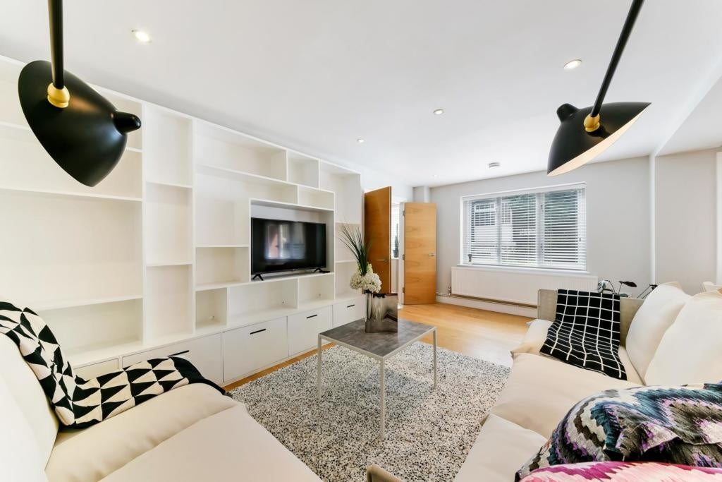 House Warren Mews in Greater London