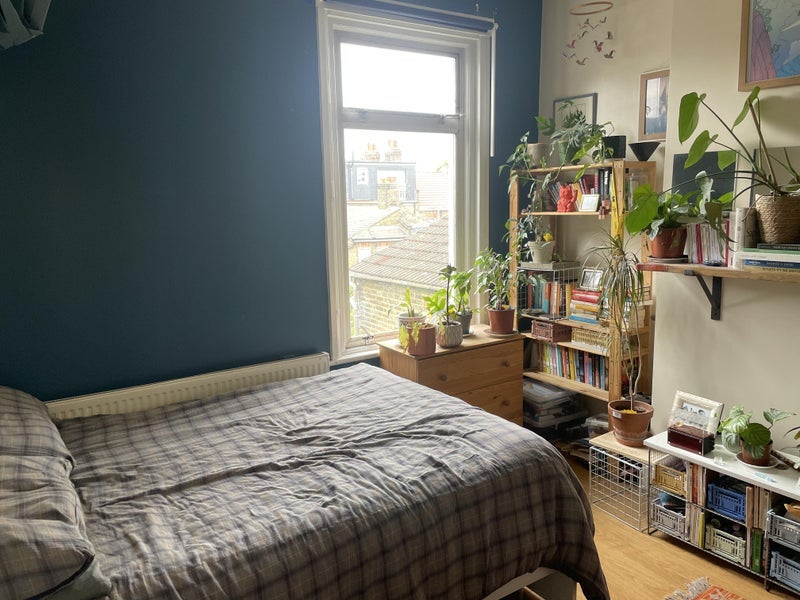 Room Mildenhall Road in Greater London