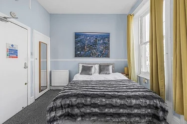 Flat Castletown Road in Greater London