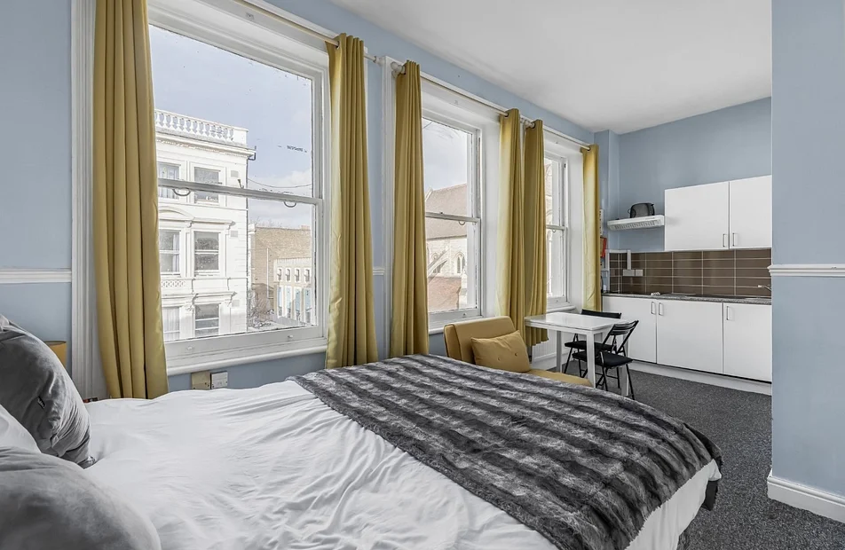 Flat Castletown Road in Greater London