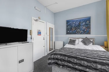 Flat Castletown Road in Greater London