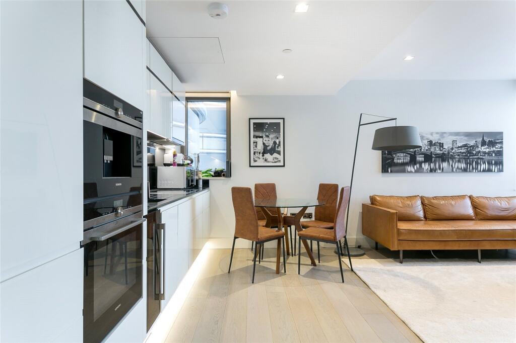 Flat Albert Embankment in Greater London