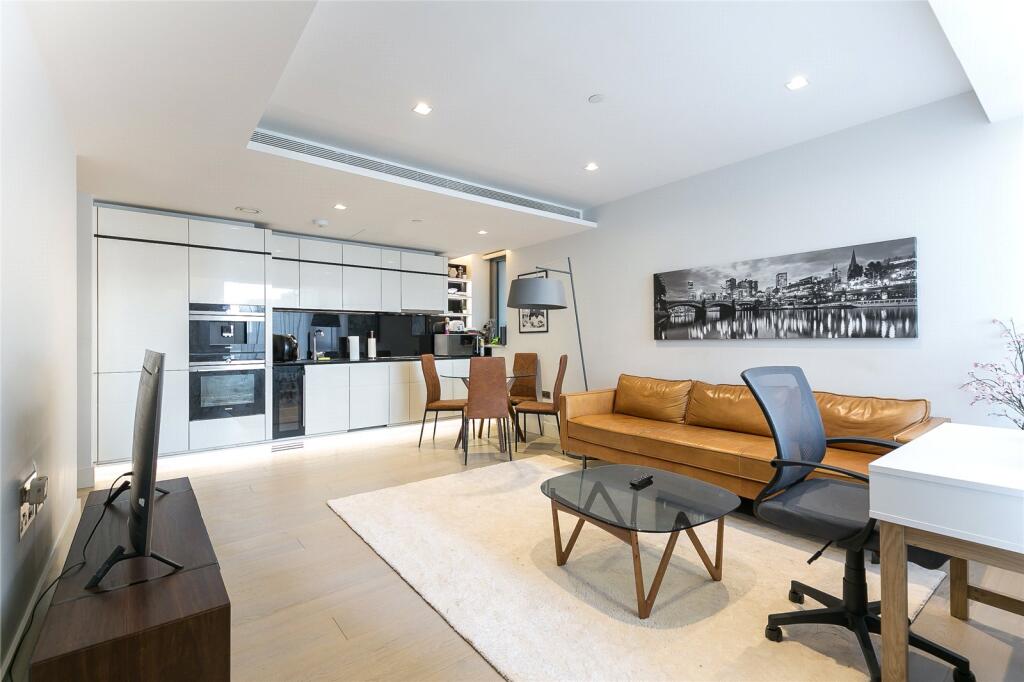 Flat Albert Embankment in Greater London