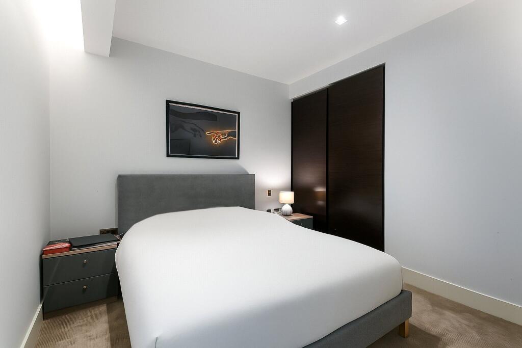 Flat Albert Embankment in Greater London