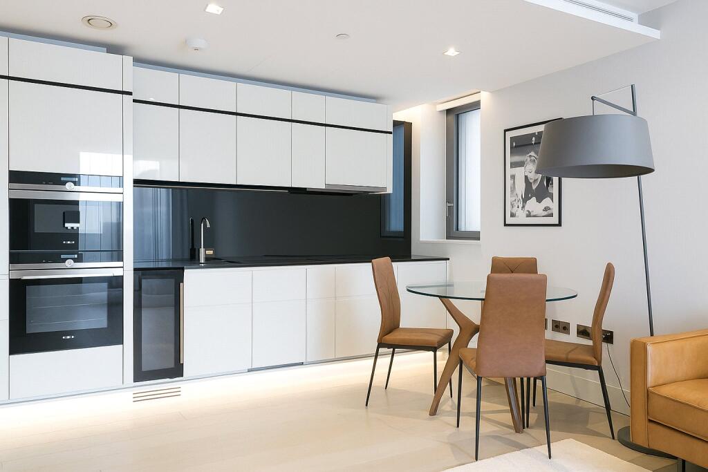 Flat Albert Embankment in Greater London