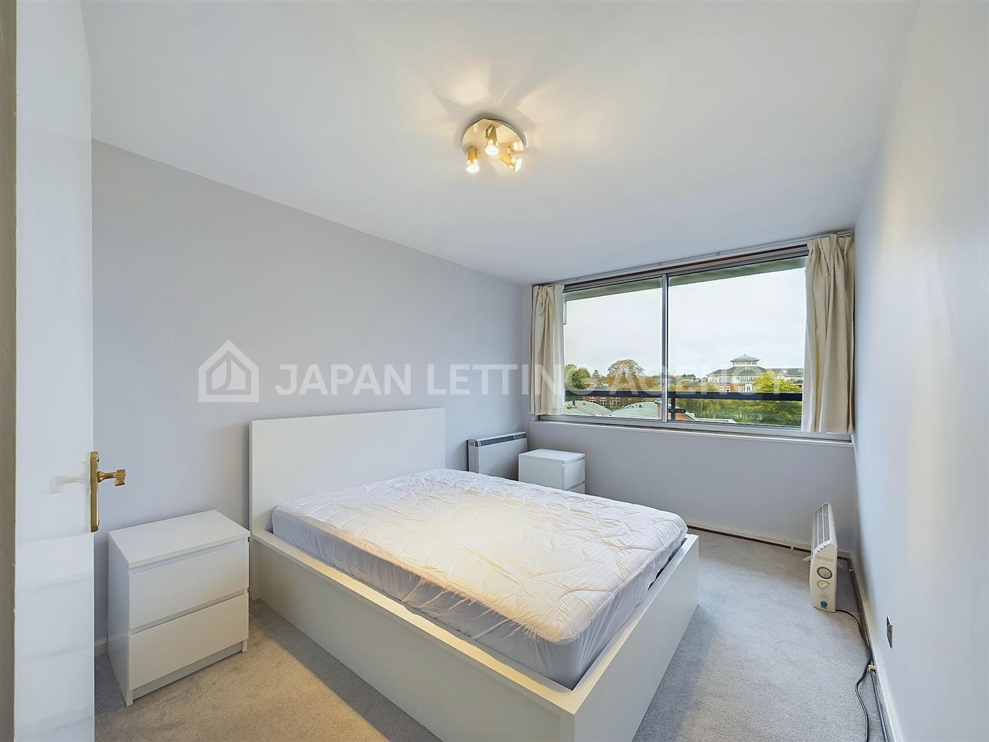 Flat Petersham Road in Greater London