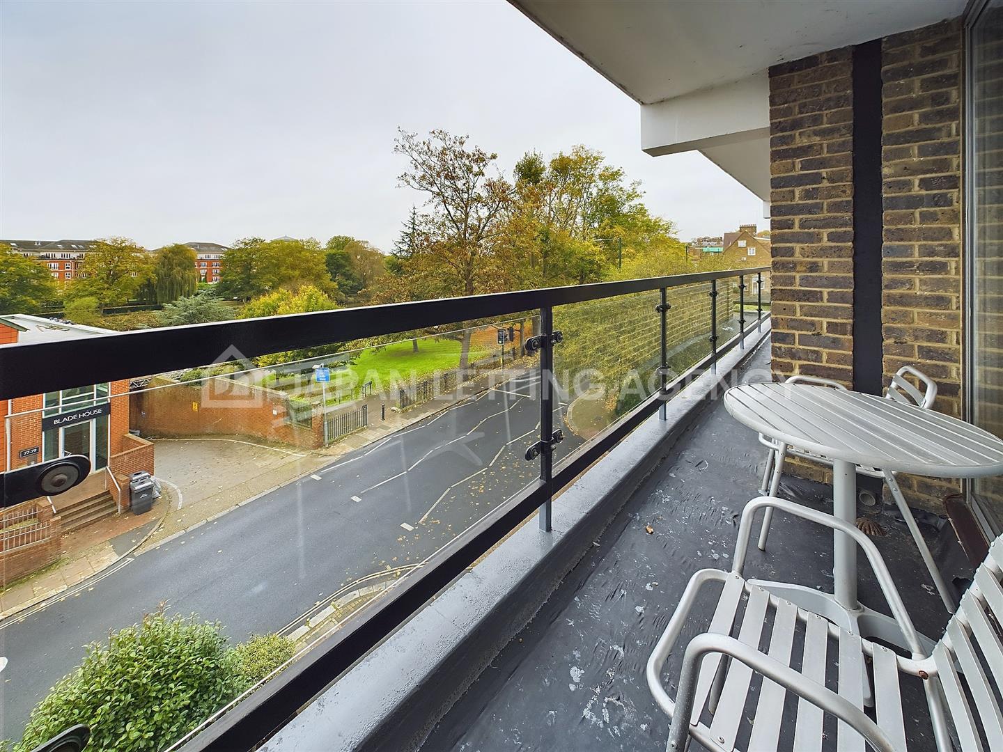 Flat Petersham Road in Greater London