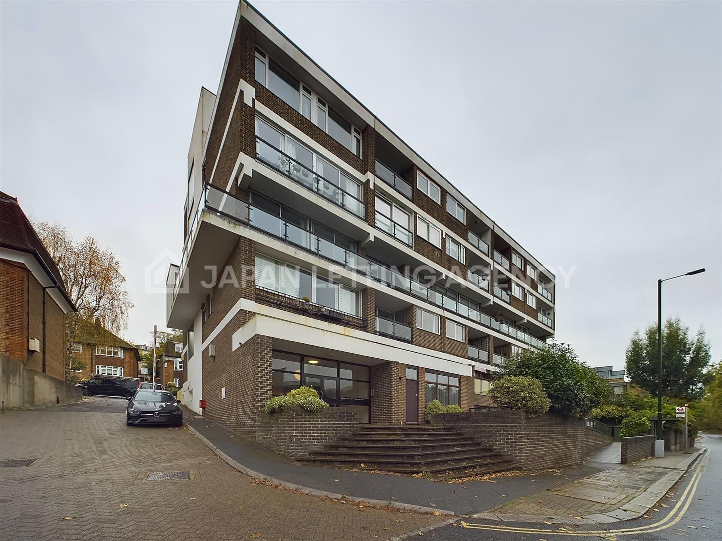 Flat Petersham Road in Greater London