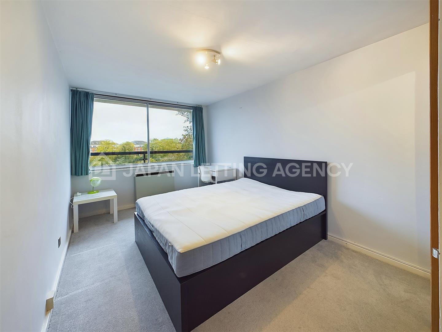 Flat Petersham Road in Greater London